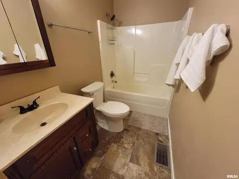 Bath - 2517 Cherrybark Ln, Flora, IL 62839 photo 6 of 9