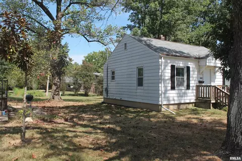 1114 W Walkup St, Carbondale, IL 62901