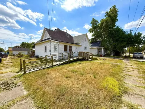 402 W Sylvester St, Christopher, IL 62822