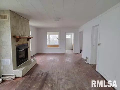 Living - 617 N 14th St, Herrin, IL 62948 photo 2 of 2