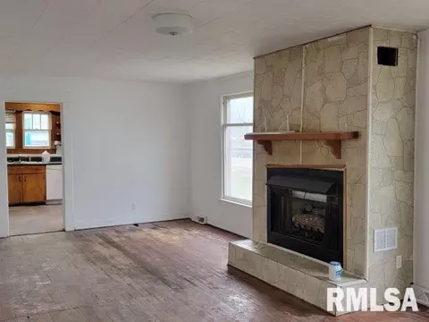 Living - 617 N 14th St, Herrin, IL 62948 photo 1 of 2