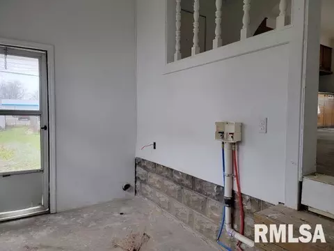 Entry Way - 617 N 14th St, Herrin, IL 62948 photo 5 of 5