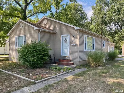 203 W Bond St, Benton, IL 62812