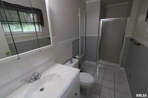 Bath - 101 Lingale St, Marion, IL 62959 photo 1 of 4