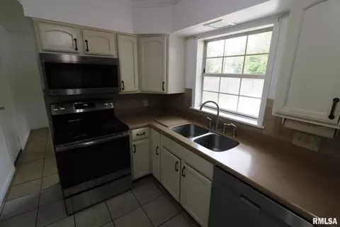 Kitchen - 101 Lingale St, Marion, IL 62959 photo 1 of 2