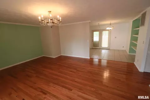 Living - 101 Lingale St, Marion, IL 62959 photo 4 of 5