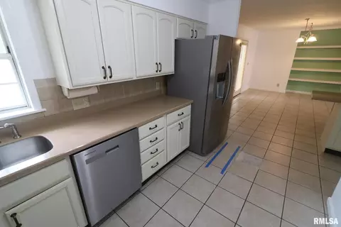 Kitchen - 101 Lingale St, Marion, IL 62959 photo 2 of 2