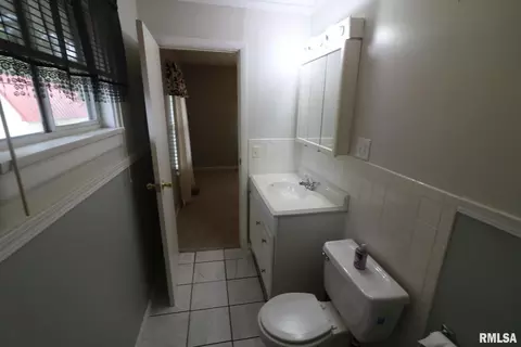 Bath - 101 Lingale St, Marion, IL 62959 photo 2 of 4