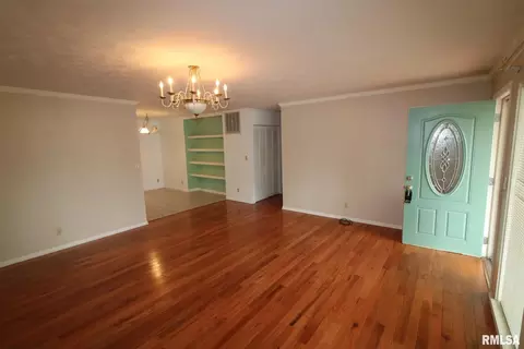 Living - 101 Lingale St, Marion, IL 62959 photo 3 of 5