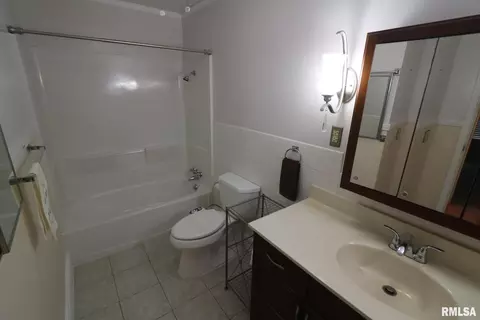 Bath - 101 Lingale St, Marion, IL 62959 photo 3 of 4
