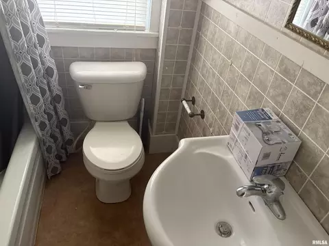 Bath - 2142 Herbert St, Murphysboro, IL 62966 photo 1 of 1