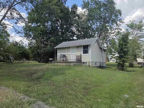 306 E Cherry St, Mcleansboro, IL 62859