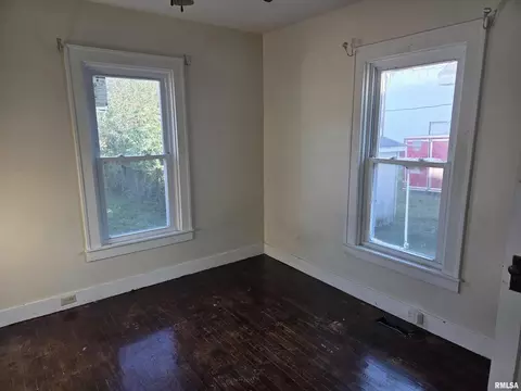 Bedroom - 633 Oak St, Carmi, IL 62821 photo 1 of 2