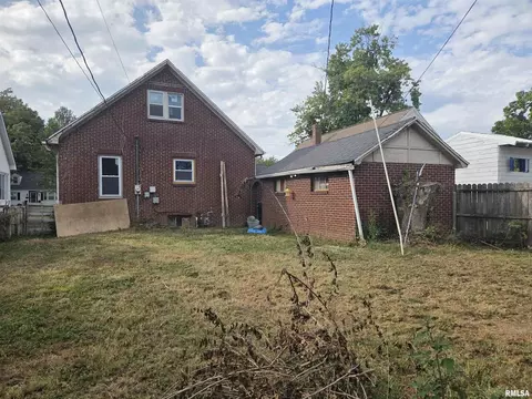 Exterior - 633 Oak St, Carmi, IL 62821 photo 2 of 3