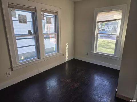 Living - 633 Oak St, Carmi, IL 62821 photo 3 of 3