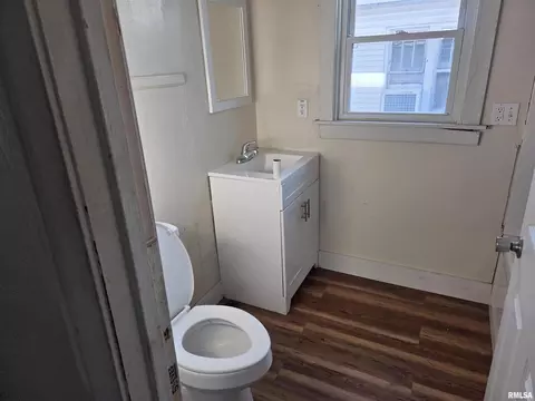 Bath - 633 Oak St, Carmi, IL 62821 photo 1 of 1