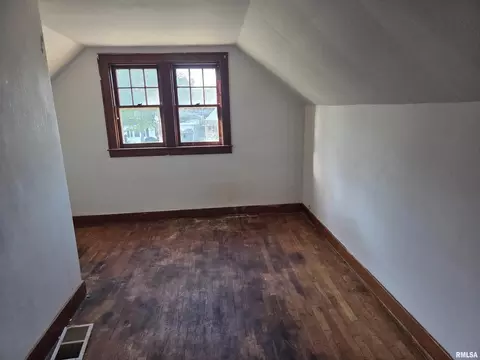 Bedroom - 633 Oak St, Carmi, IL 62821 photo 2 of 2