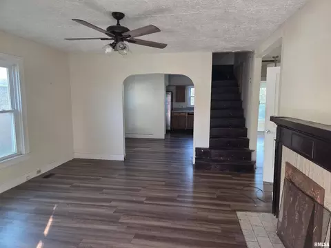 Living - 633 Oak St, Carmi, IL 62821 photo 1 of 3