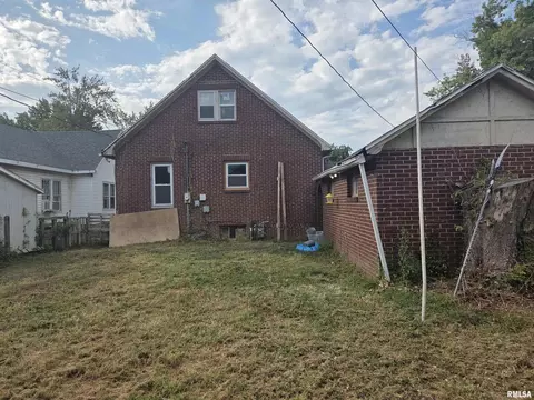 Exterior - 633 Oak St, Carmi, IL 62821 photo 3 of 3