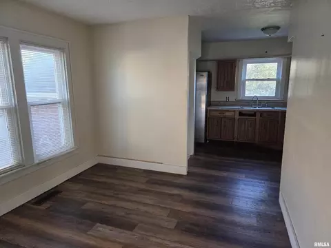 Living - 633 Oak St, Carmi, IL 62821 photo 2 of 3