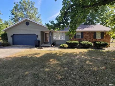 437 Prairie View Dr, Salem, IL 62881