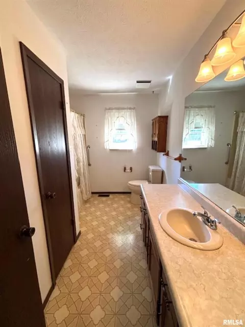 Bath - 962 Red Stripe Rd, Sandoval, IL 62882 photo 2 of 2