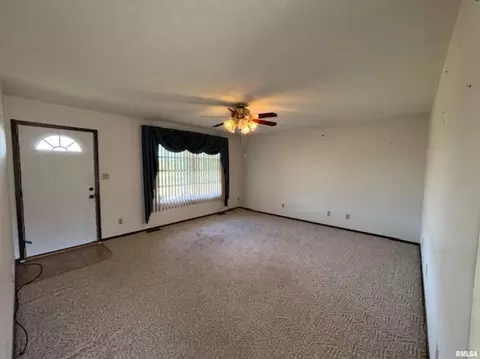 Living - 962 Red Stripe Rd, Sandoval, IL 62882 photo 1 of 2