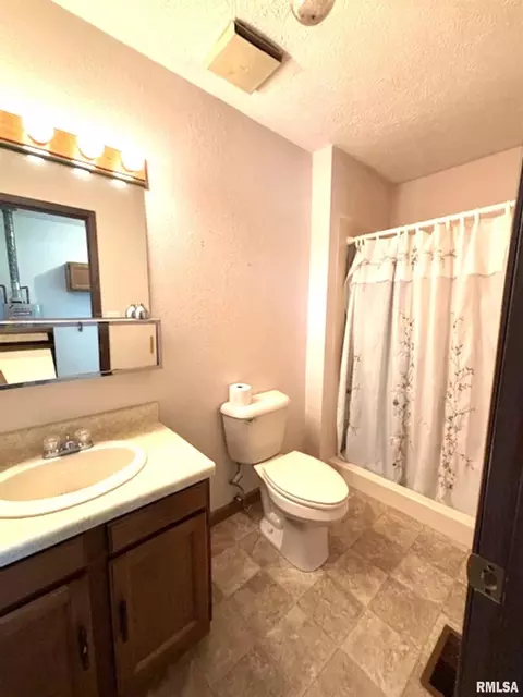 Bath - 962 Red Stripe Rd, Sandoval, IL 62882 photo 1 of 2