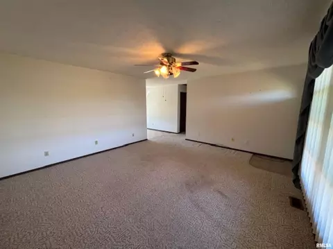 Living - 962 Red Stripe Rd, Sandoval, IL 62882 photo 2 of 2