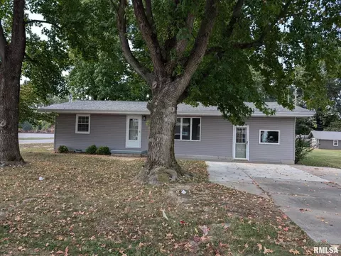 515 S 6th St, Elkville, IL 62932
