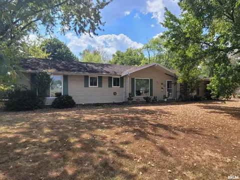 1133 W Boone St, Salem, IL 62881