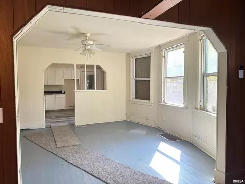 Living - 313 Castleton Ave, Mount Vernon, IL 62864 photo 5 of 7