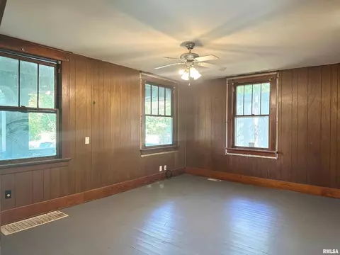 Living - 313 Castleton Ave, Mount Vernon, IL 62864 photo 1 of 7