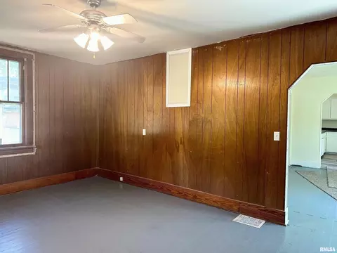 Living - 313 Castleton Ave, Mount Vernon, IL 62864 photo 2 of 7