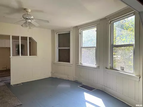 Living - 313 Castleton Ave, Mount Vernon, IL 62864 photo 6 of 7