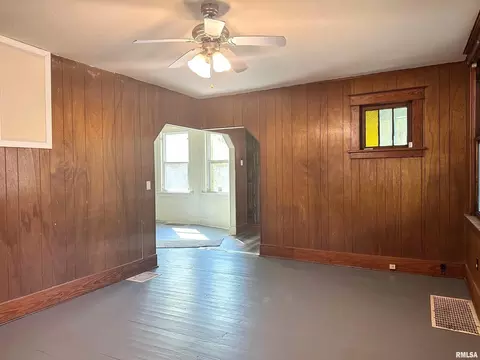Living - 313 Castleton Ave, Mount Vernon, IL 62864 photo 3 of 7