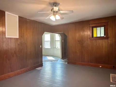 Living - 313 Castleton Ave, Mount Vernon, IL 62864 photo 4 of 7