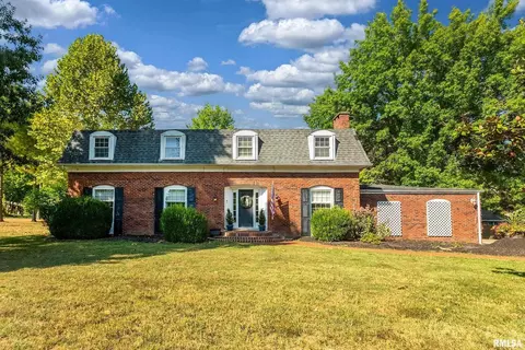 27 W Pinewood Dr, Carbondale, IL 62901