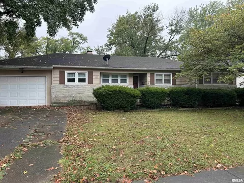 422 W 5th St, Benton, IL 62812