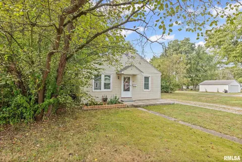 721 W Whittaker St, Salem, IL 62881