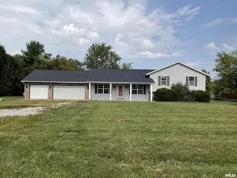 12 Hickory St, Nashville, IL 62263