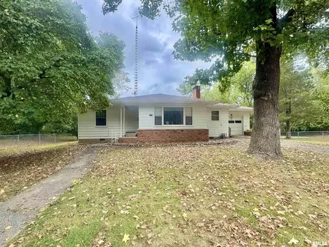 1103 N Maple St, Benton, IL 62812