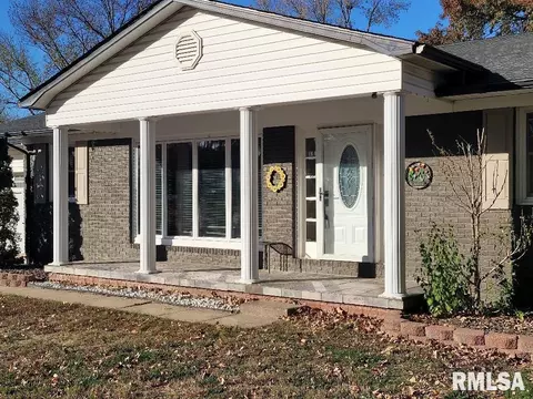 12152 E Meadows Dr, Mount Vernon, IL 62864 photo 2