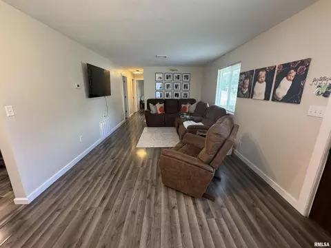 801 W 5th St, Flora, IL 62839 photo 6