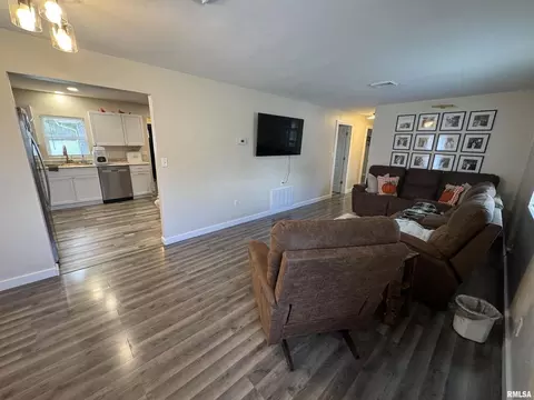 801 W 5th St, Flora, IL 62839 photo 3