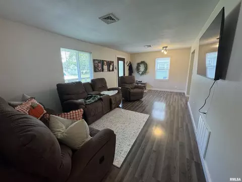 801 W 5th St, Flora, IL 62839 photo 5