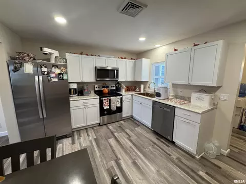 801 W 5th St, Flora, IL 62839 photo 9