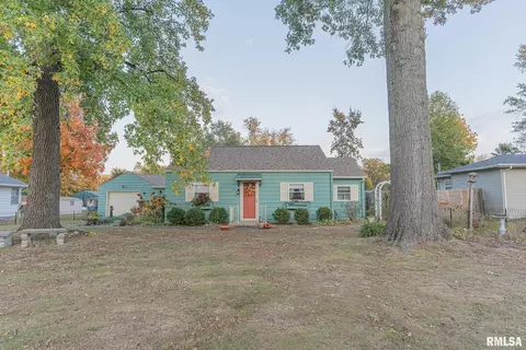35 Ridge Rd, Centralia, IL 62801