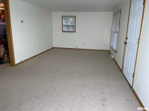 687 5th St, Omaha, IL 62871 photo 3
