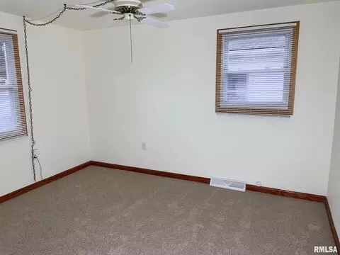 687 5th St, Omaha, IL 62871 photo 8